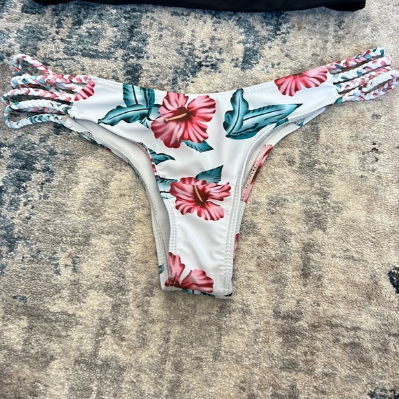 2 piece bikini size Large (SWIM -1) - Picture 2 of 8